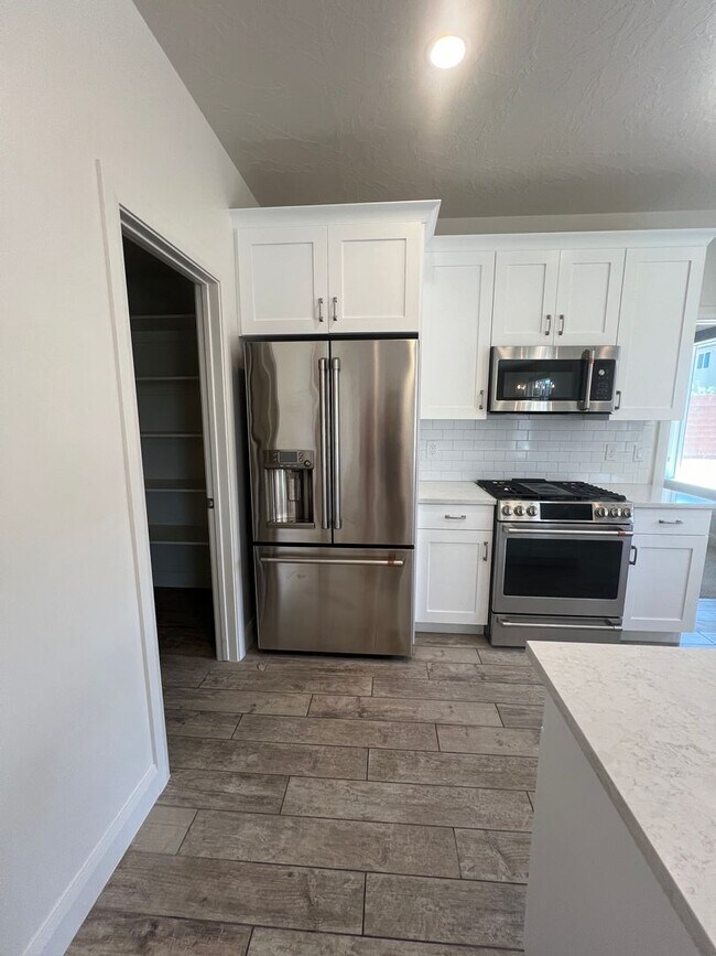 Building Photo - Stunning 5 bedroom, 2.5 bathroom home in d...