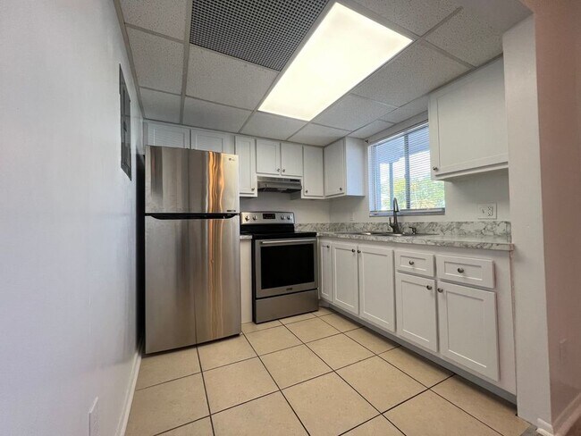 Building Photo - 1100 Martinique Dr
