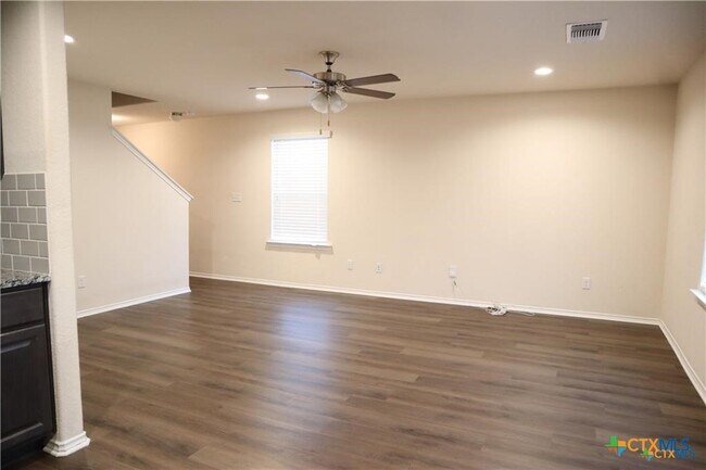 Foto del edificio - 2216 Mayfield Ln