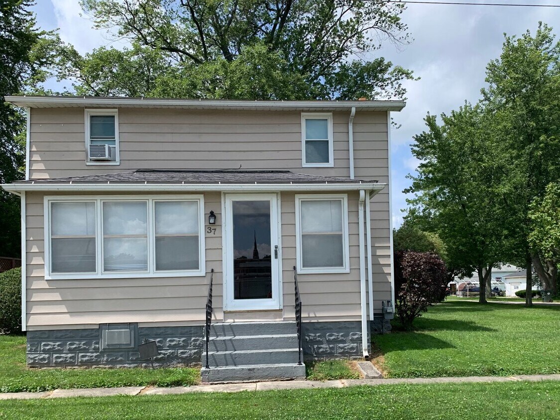 Primary Photo - Gorgeous Three Bedroom House