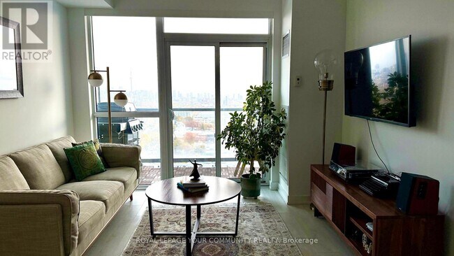 Photo du bâtiment - 501 St Clair Ave W