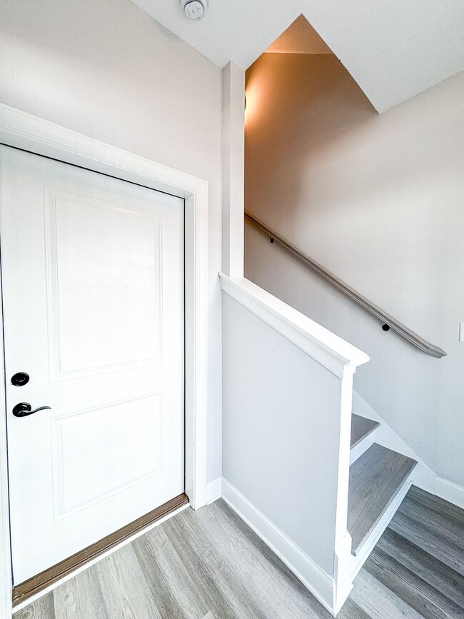 Building Photo - Luxury, modern downtown 2 bedroom availabl...