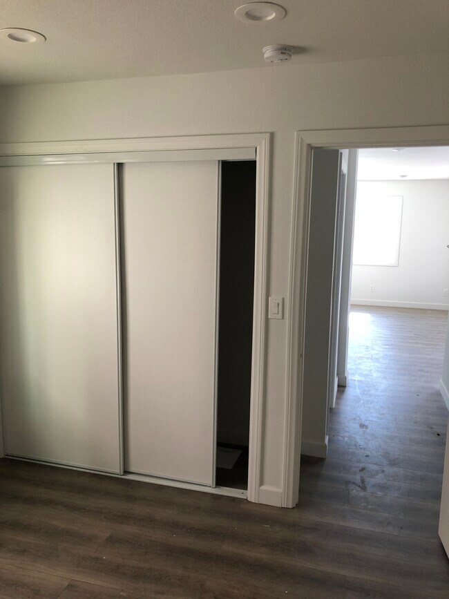 Building Photo - 409 W Santa Ana St