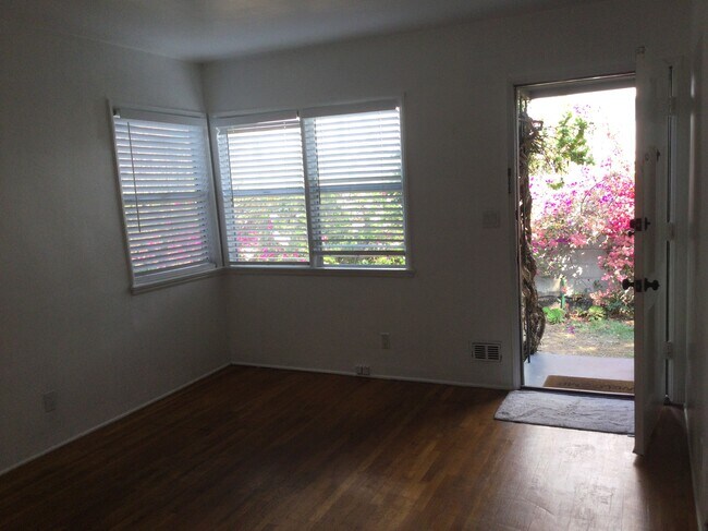 LIVING ROOM - 1323 Yale St