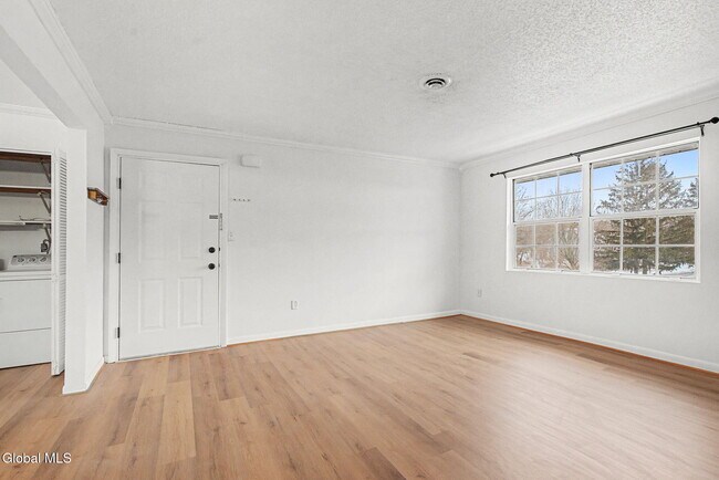 Foto del edificio - 25A Pine Ln