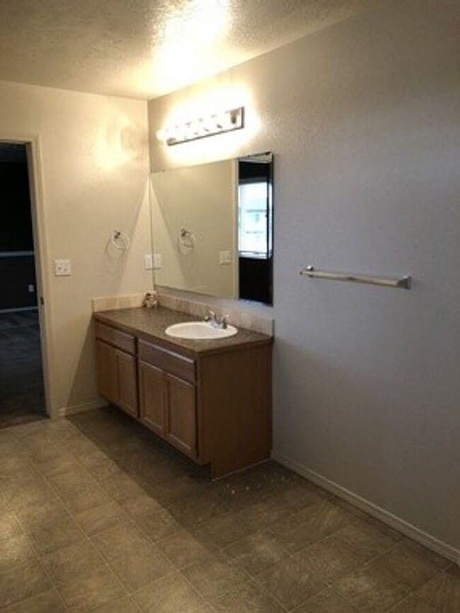 Building Photo - 3130 N Fairglen Ave