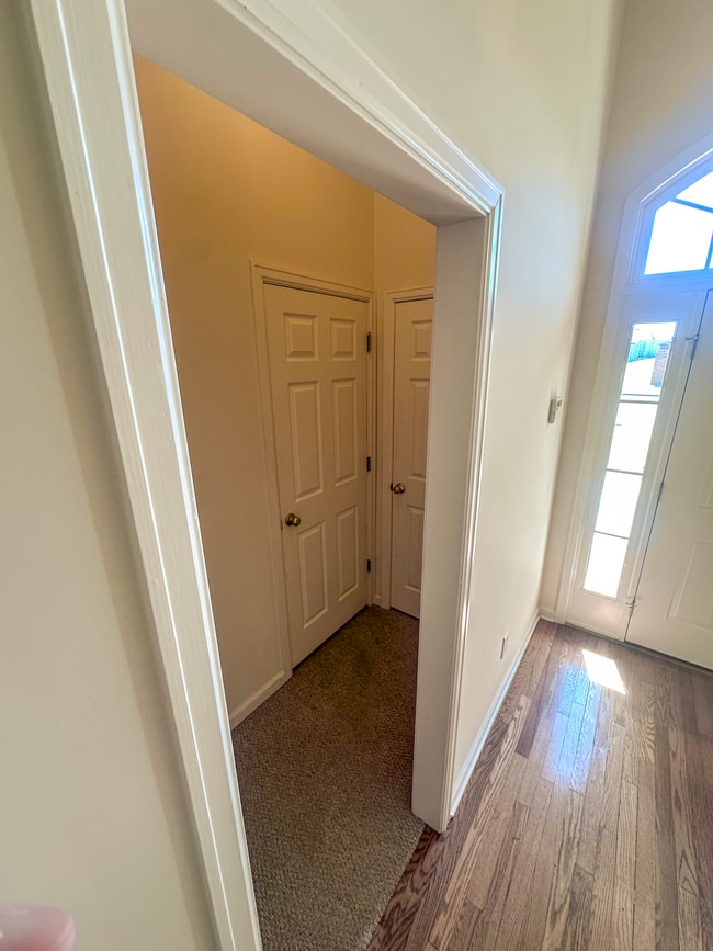 Building Photo - 2112 Parkview Dr S