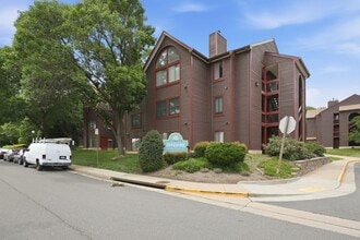 Building Photo - 2822 Lee Oaks Pl