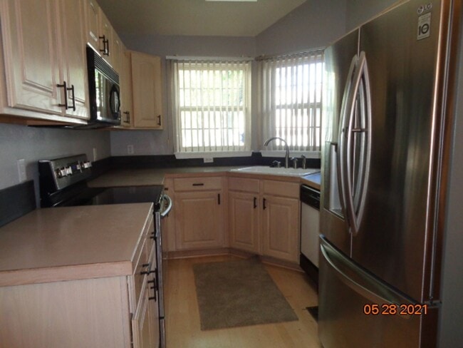 Building Photo - 2 BR/2 1/2 BA Townhouse in Gated Littleton...