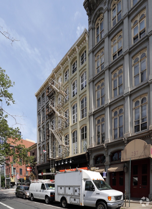 Building Photo - 239 Chestnut St