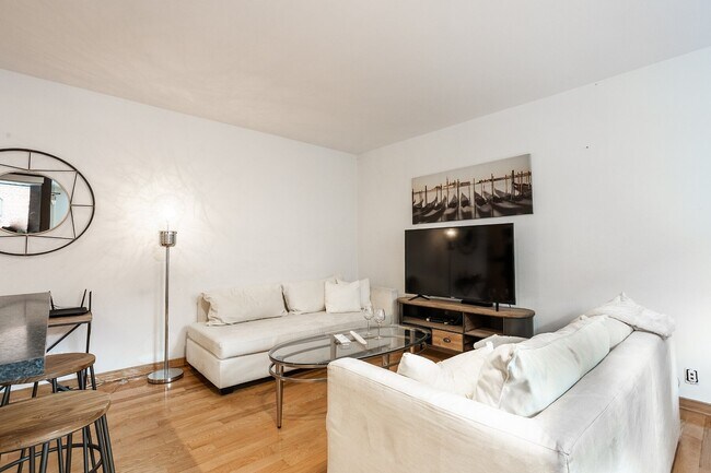 Building Photo - 1500 Ave des Pins Ouest