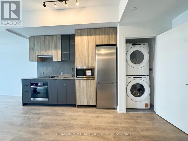 Building Photo - 1037 The Queensway