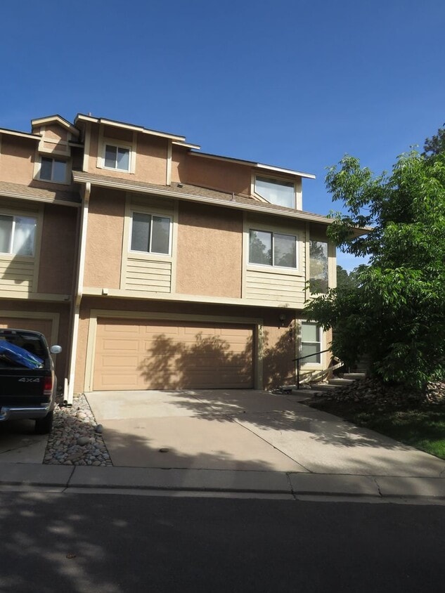 Primary Photo - Updated 3-bedroom townhouse in Broadmoor B...