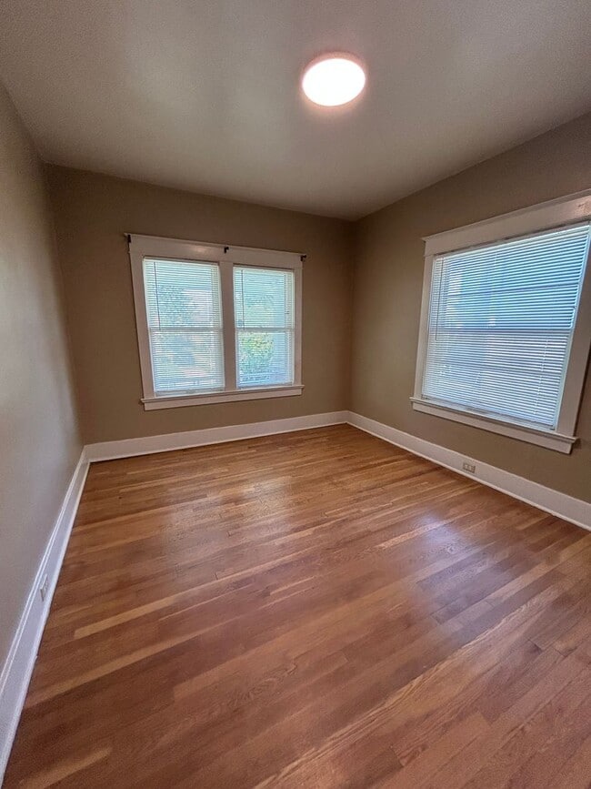 Building Photo - Prime Kansas City Living – 4-Bed Home Step...