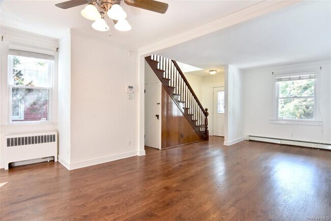 Foto del edificio - 362-364-U362 Warburton Ave