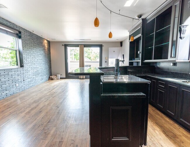 Building Photo - 954 N Honore St