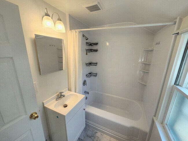 Foto del edificio - Spacious 4bd apt | Laundry hooks ups | Off street parking