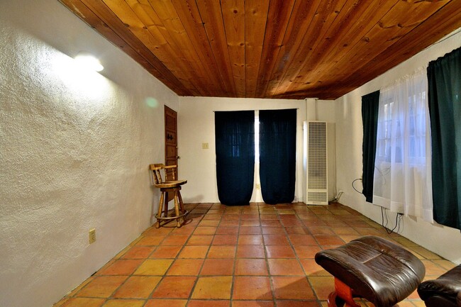 Building Photo - 142 Duran St