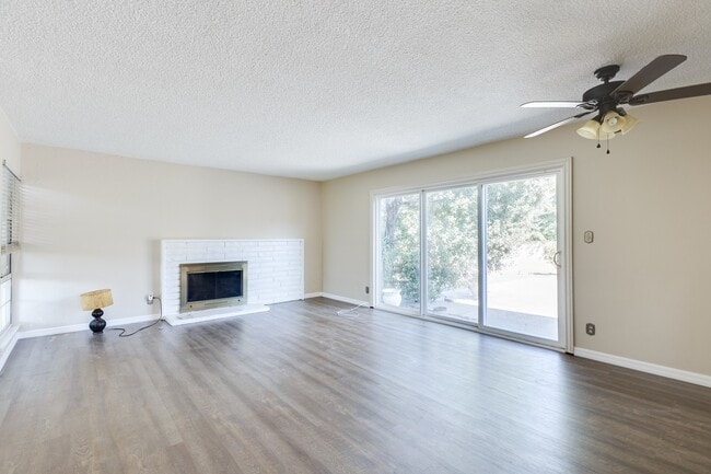 Building Photo - 3 BR 2 BA house Move in  ready