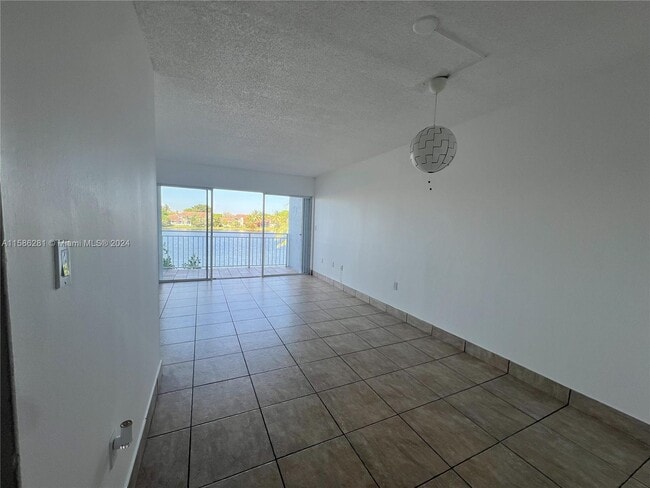 Building Photo - 9363 Fontainebleau Blvd