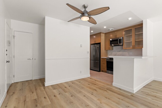 Building Photo - 1411 N Harper Ave