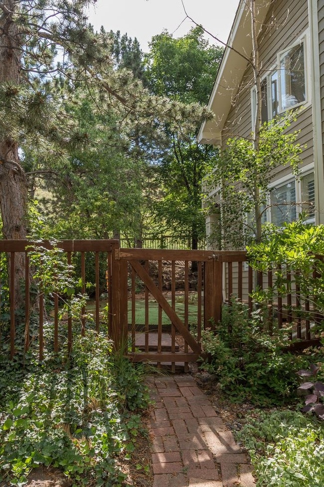 Building Photo - 3993 Promontory Ct