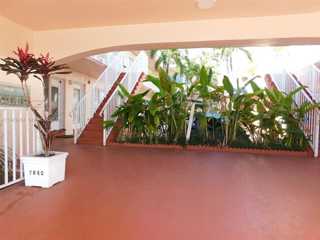 Foto del edificio - 7840 Harding Ave