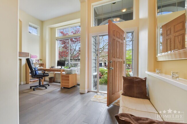 Photo du bâtiment - Beautiful 5-Bedroom Detached Home in Rosemary Heights - Spacious Living with Private Backyard
