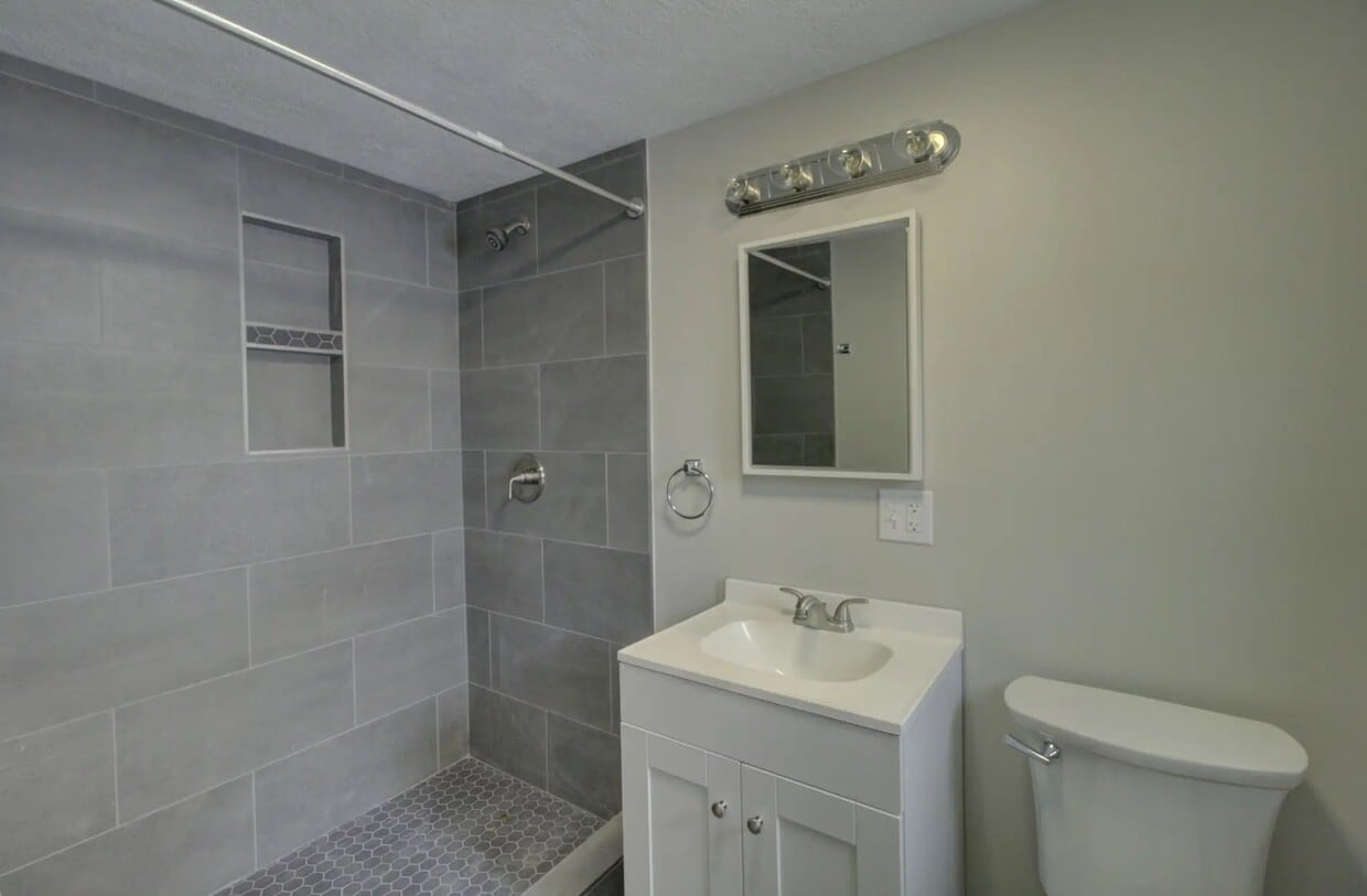 Building Photo - Charming Updated Unit Near Fostoria, Findlay & Carey