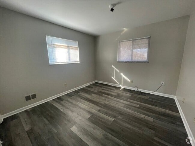 Building Photo - Spacious 3 BR Ranch
