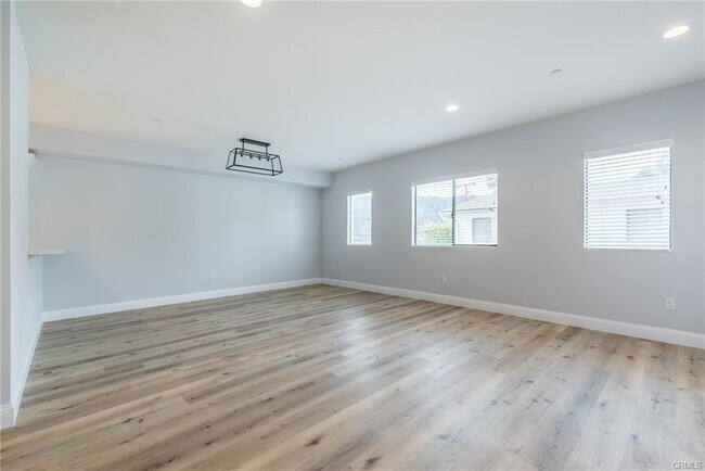 Foto del edificio - 2340 Montrose Ave