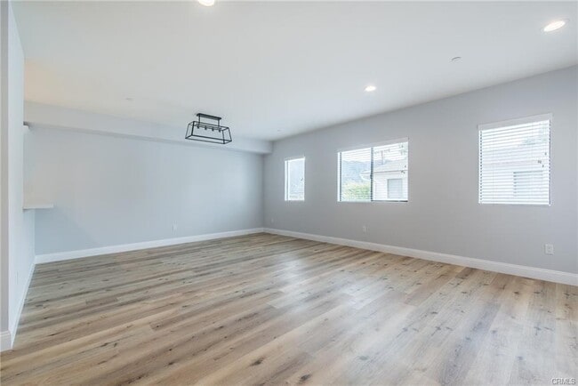 Building Photo - 2340 Montrose Ave