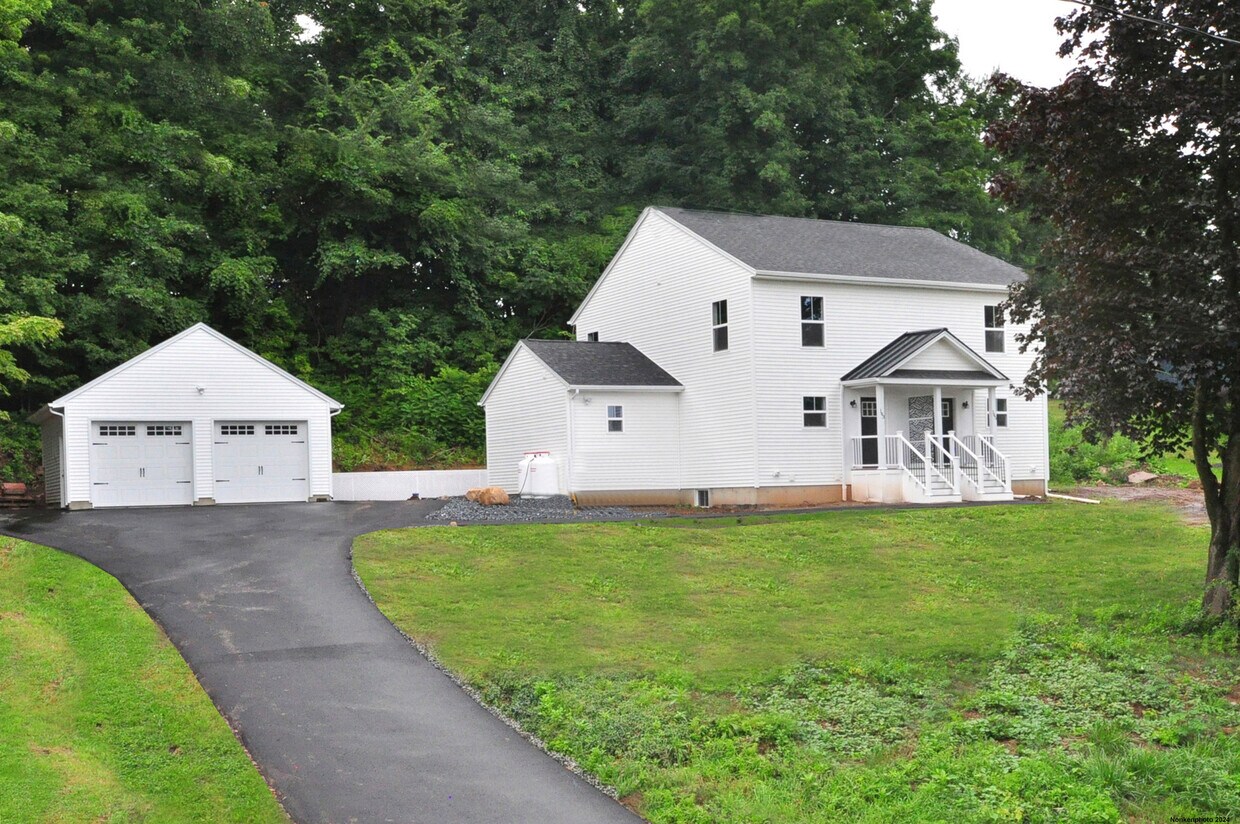 Primary Photo - 143 N Main St