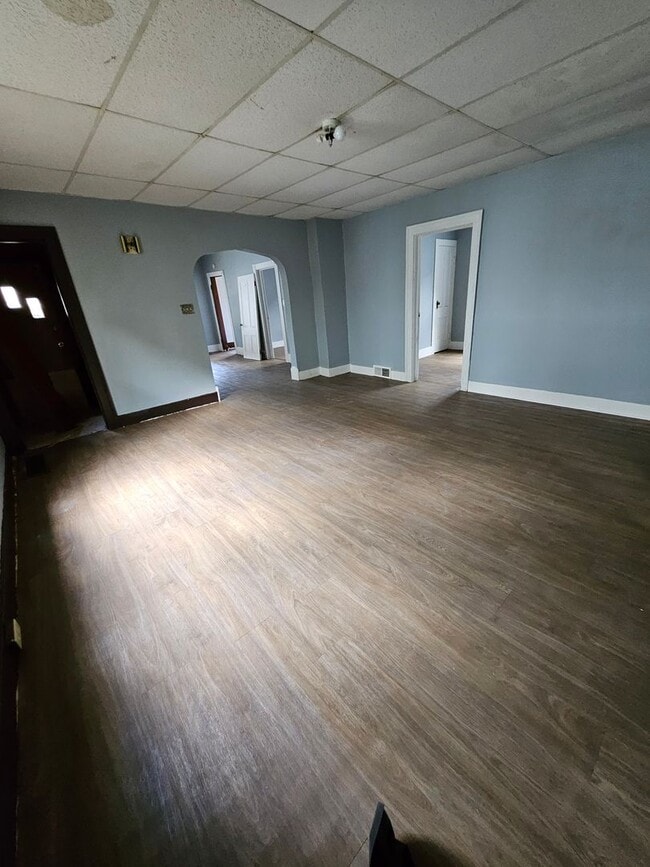 Building Photo - 649 E 13th St