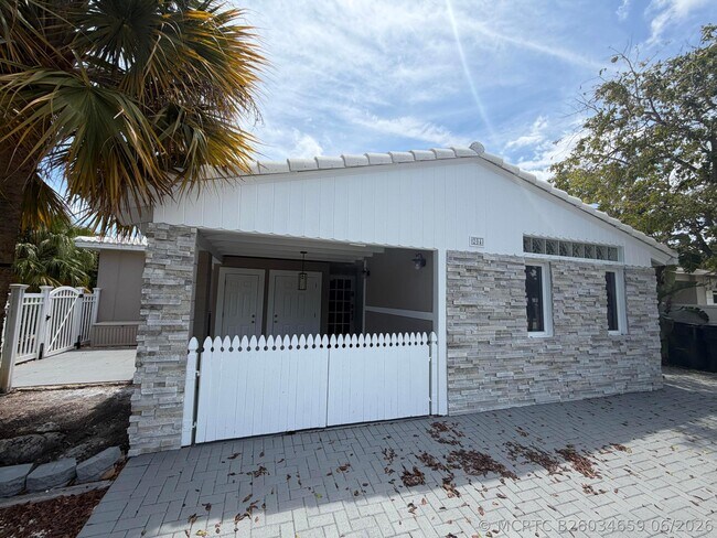 Building Photo - 204 S Seacrest Cir