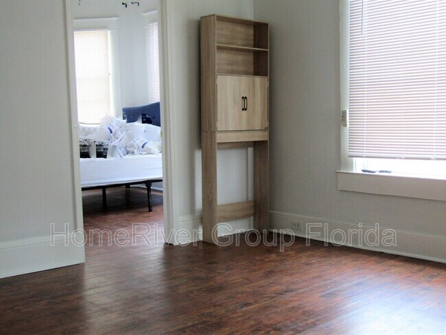 Foto del edificio - 1006 W Chase St