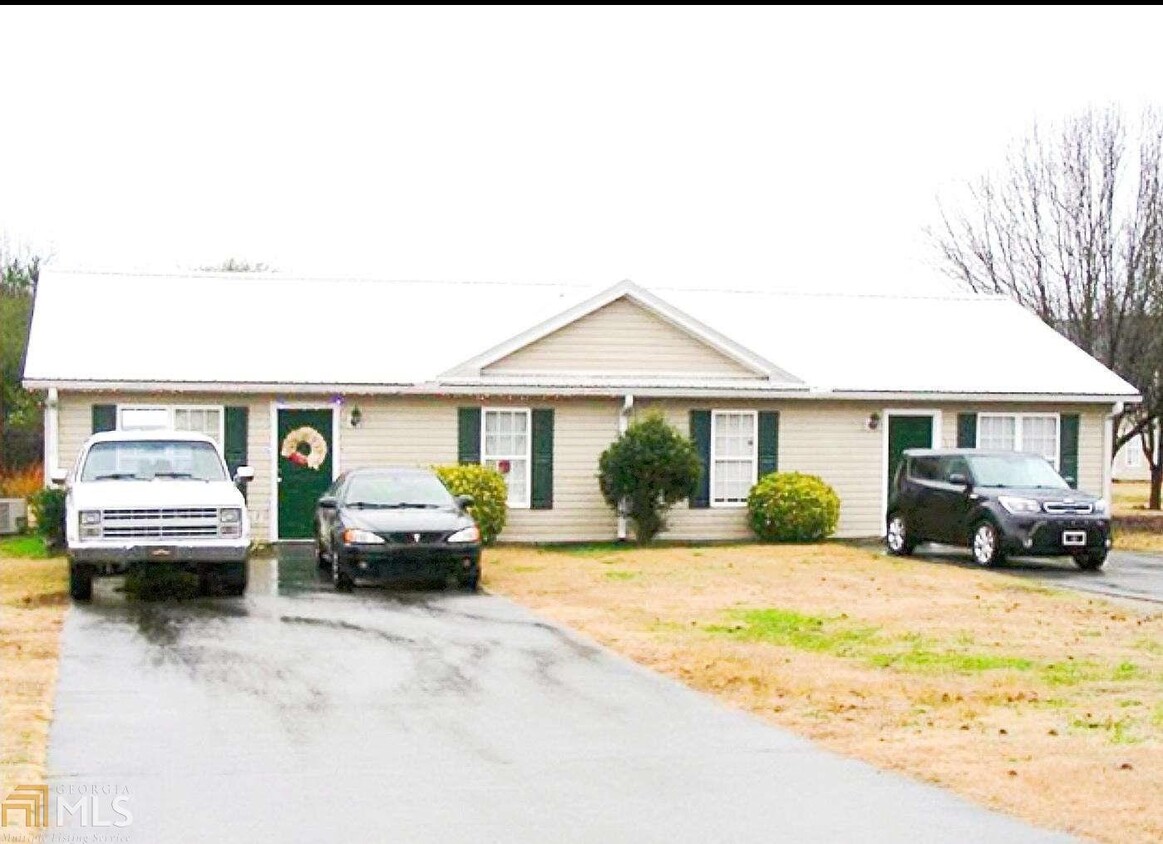 Foto principal - 221 Briarpatch Ln
