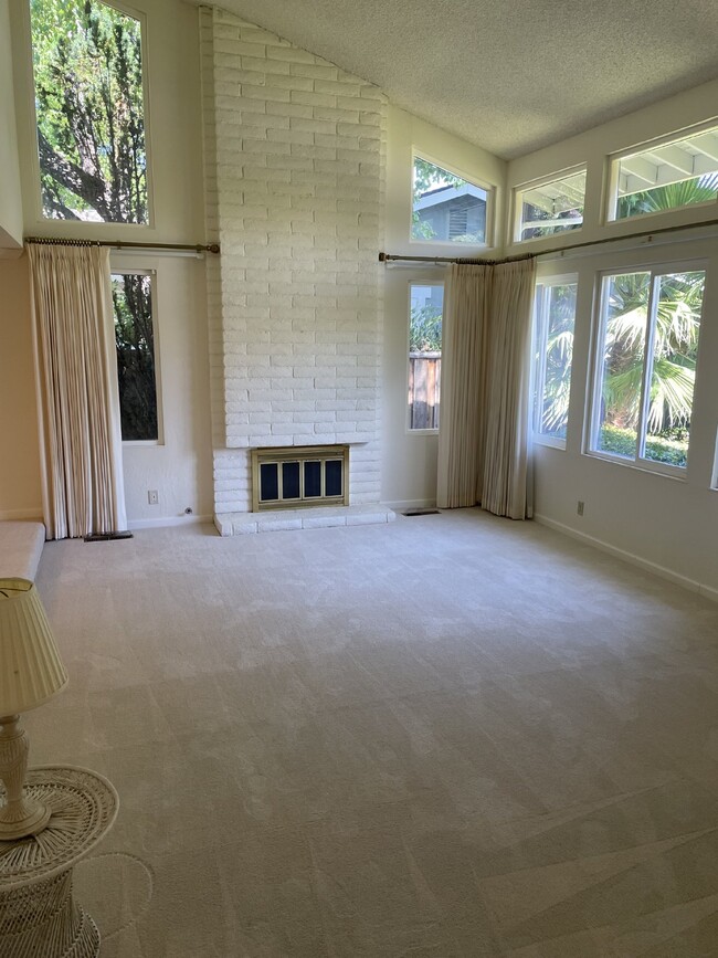Building Photo - "Beautiful 6-Bedroom Retreat with modern a...