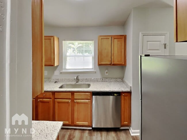 Building Photo - 3604 Oakwood Rd