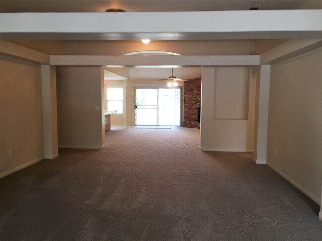 Building Photo - 5801 Roscomare St