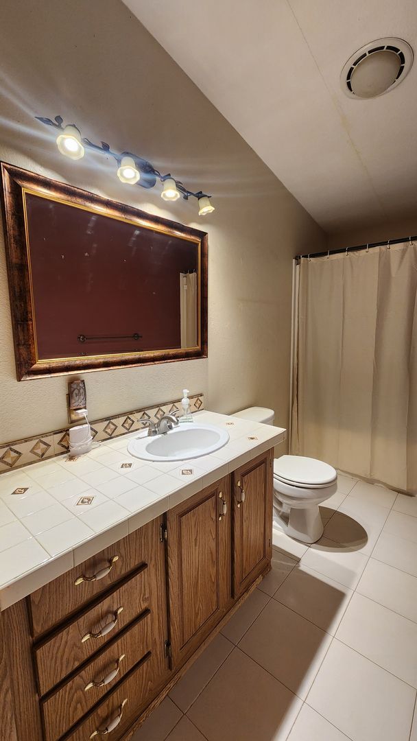 Building Photo - 6 Bedroom Ranch Style Home with Finished B...