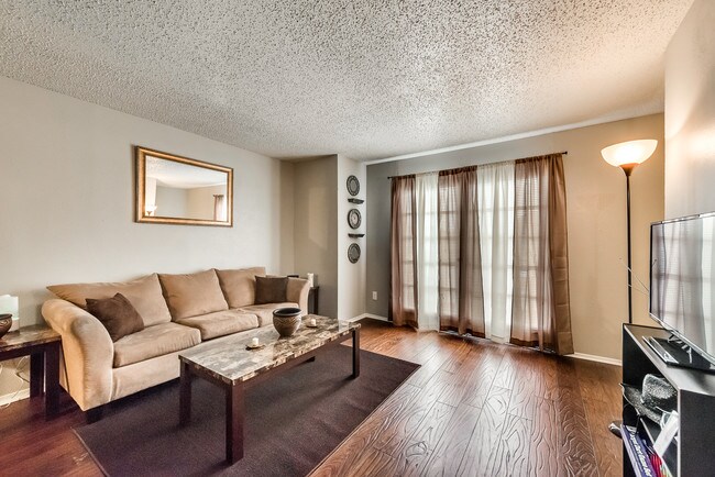 Sala de estar - Trinity Court Condominiums