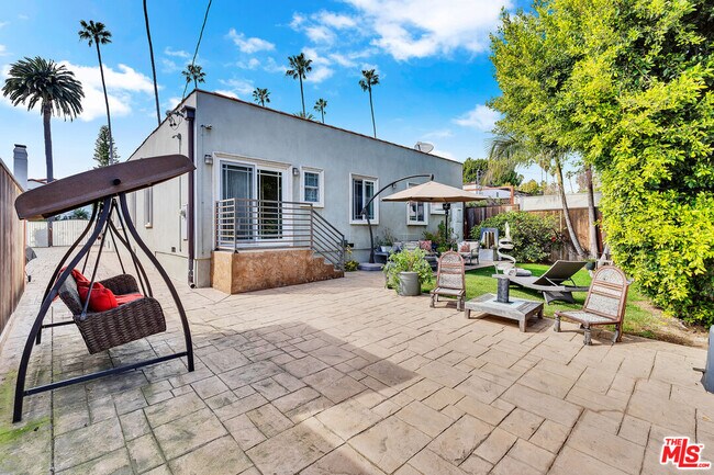 Foto del edificio - 326 N Doheny Dr