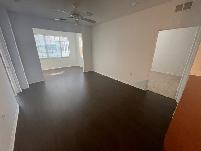 Building Photo - 2 Bed/2 Bath, 2nd Floor Condo at Villa Val...