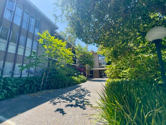 Foto del edificio - 323 Monte Vista Ave