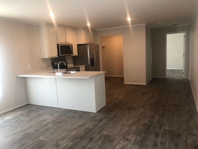 Foto del edificio - BRAND NEW-3 Bedroom / 2 Bath