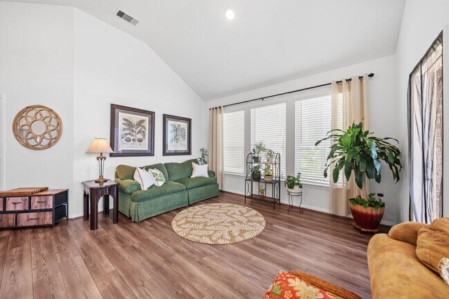 Foto del edificio - 1313 Mainland Shrs Ln