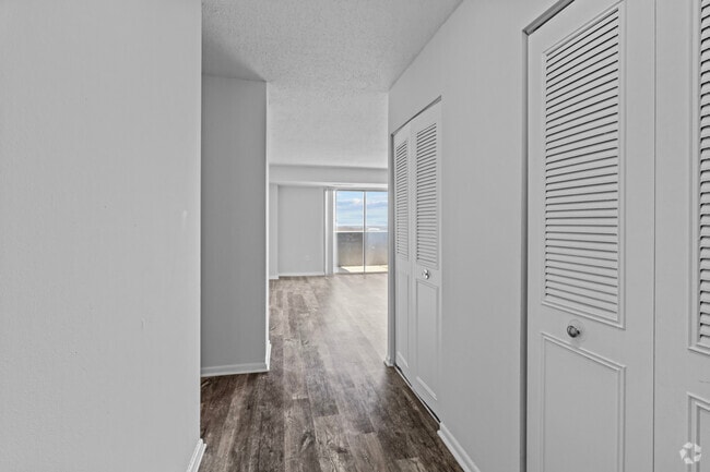 2BR, 1BA - 1123SF - Waterford Tower