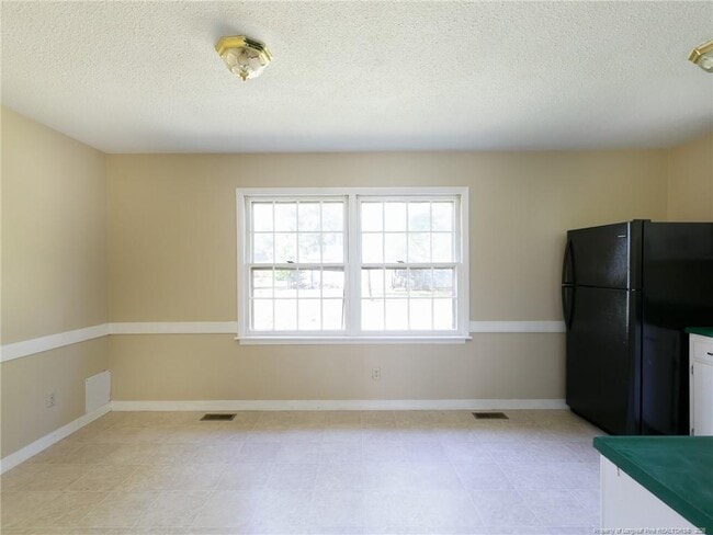 Building Photo - 3249 Glenmore Dr