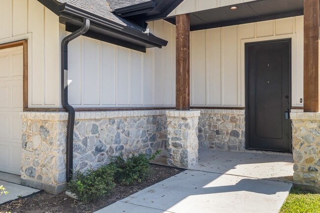 Building Photo - 400 Leuty St